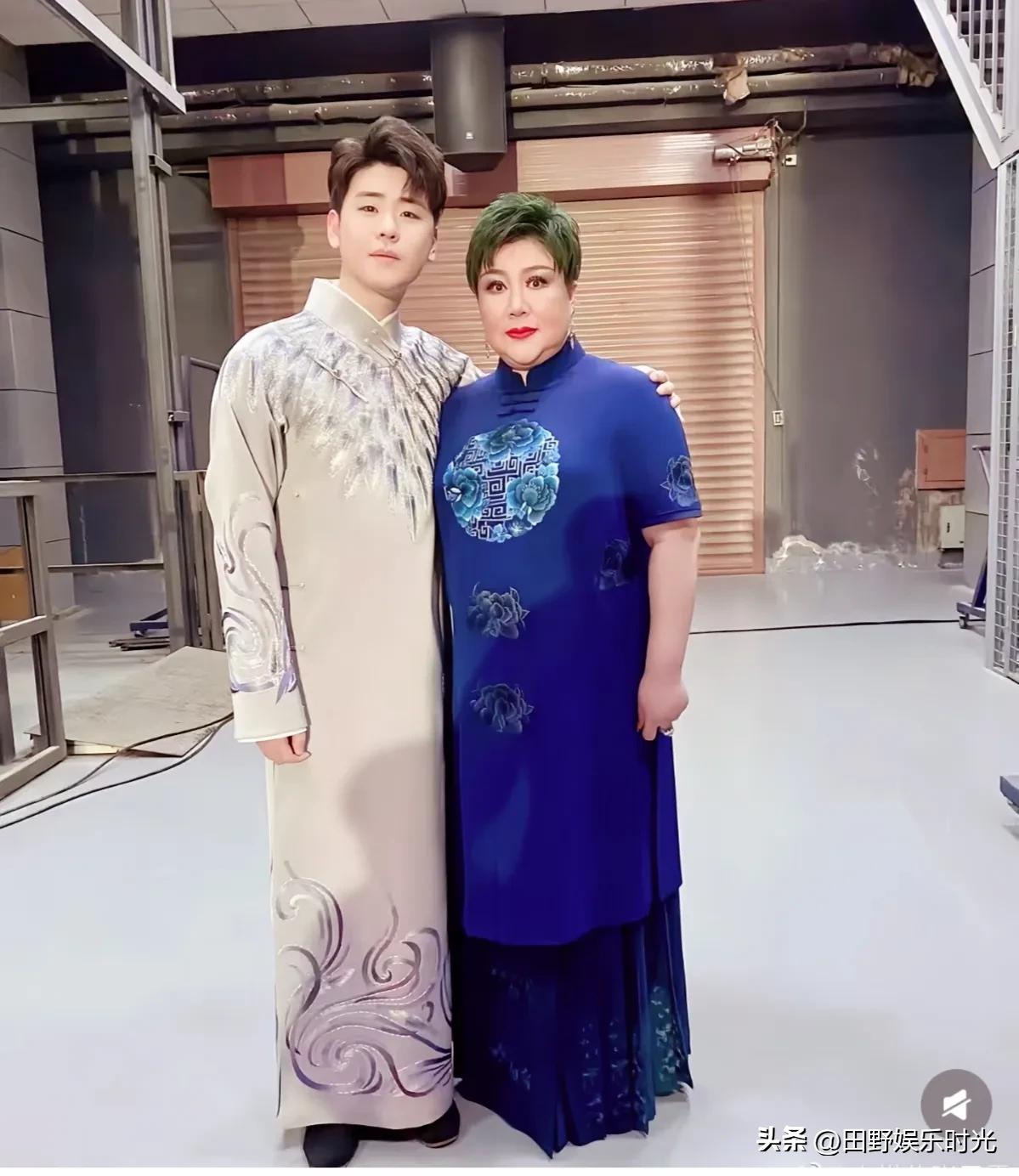 关注
郭德纲的老婆
张云雷与师娘王惠昔日合影，两人身穿旗袍大褂， 彰显相声演员的
