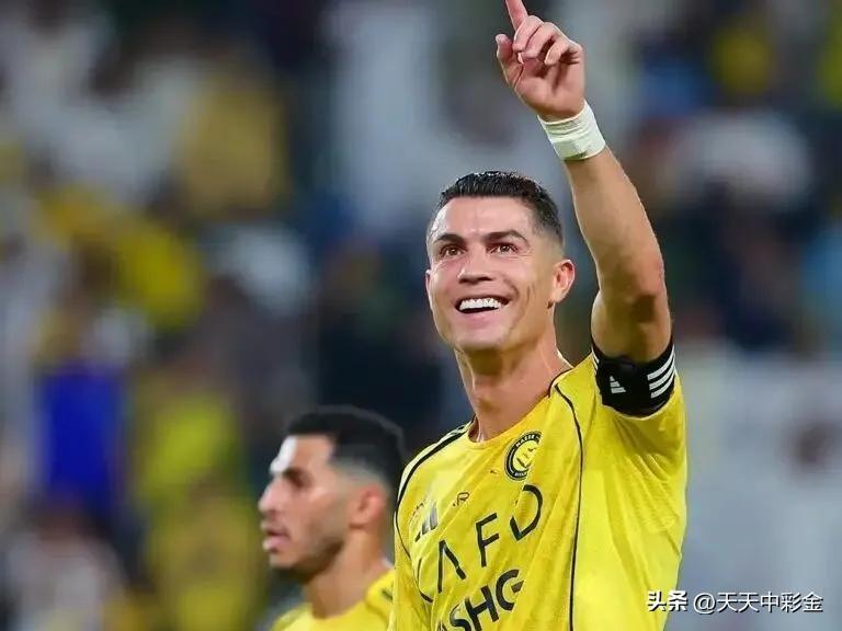 TOP5C罗（葡萄牙）——传奇硬汉男神
 
41岁依旧线条利落，常年自律塑造完美
