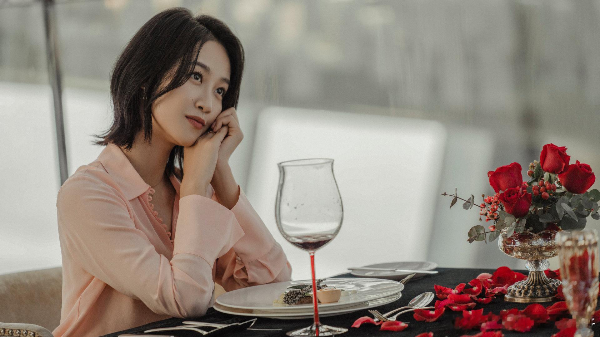 #蓝盈莹脑子和脸都迷人#蓝盈莹的表现让我们大家都觉得特别的圈子，而且智商和颜值都