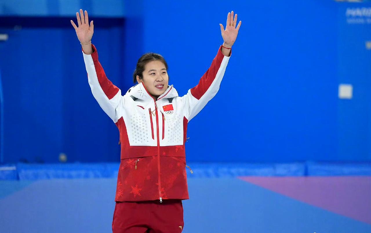 米兰冬奥会中国代表团旗手确认，将由男子速度滑冰运动员宁忠岩和女子短道速滑运动员张