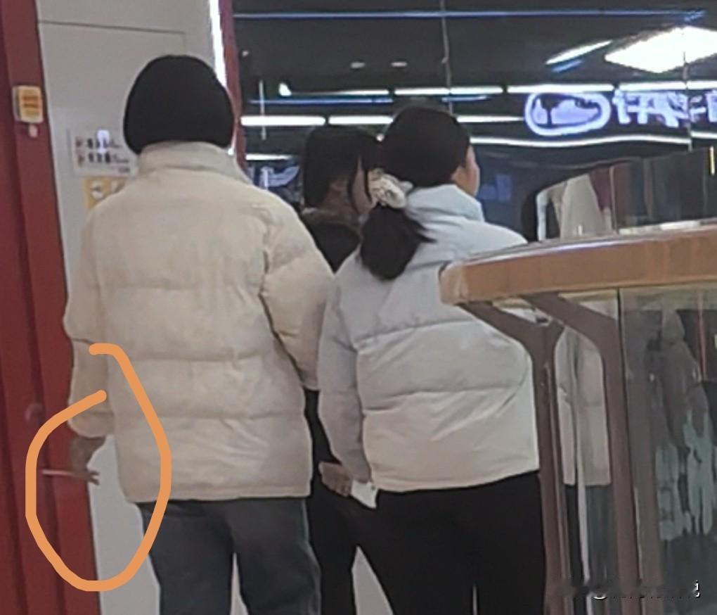 看到几个十几岁的少女就在这里抽烟，有一个看上去像十二三岁。

想不到现在未成年少