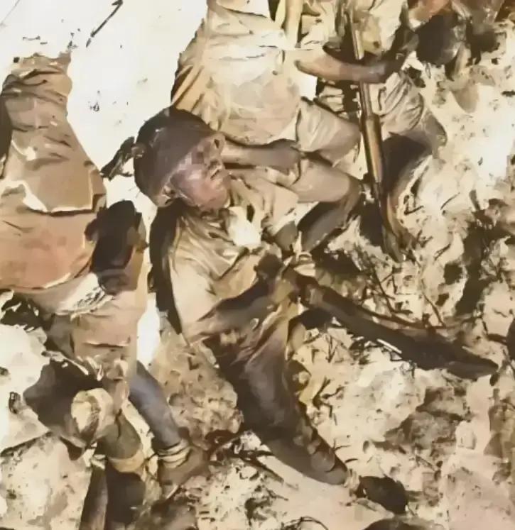 1945年，硫磺岛战役中，一名日本士兵躲藏在岩洞里不断地向美军打冷枪，美军只闻其