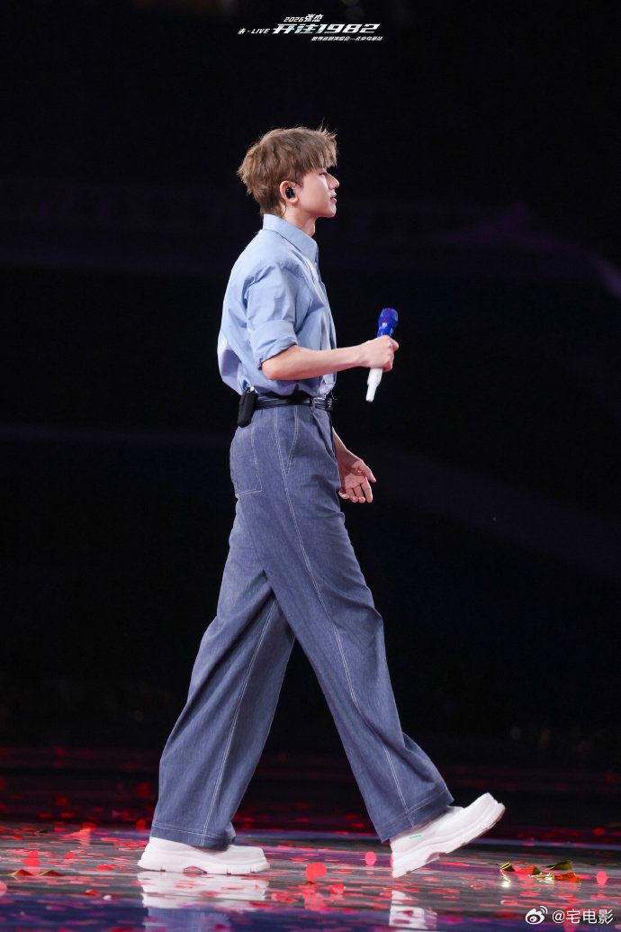 张杰张杰的鸟巢舞台是史诗级的张杰鸟巢演唱会 从灯光到设计，从唱功到氛围，每一处都