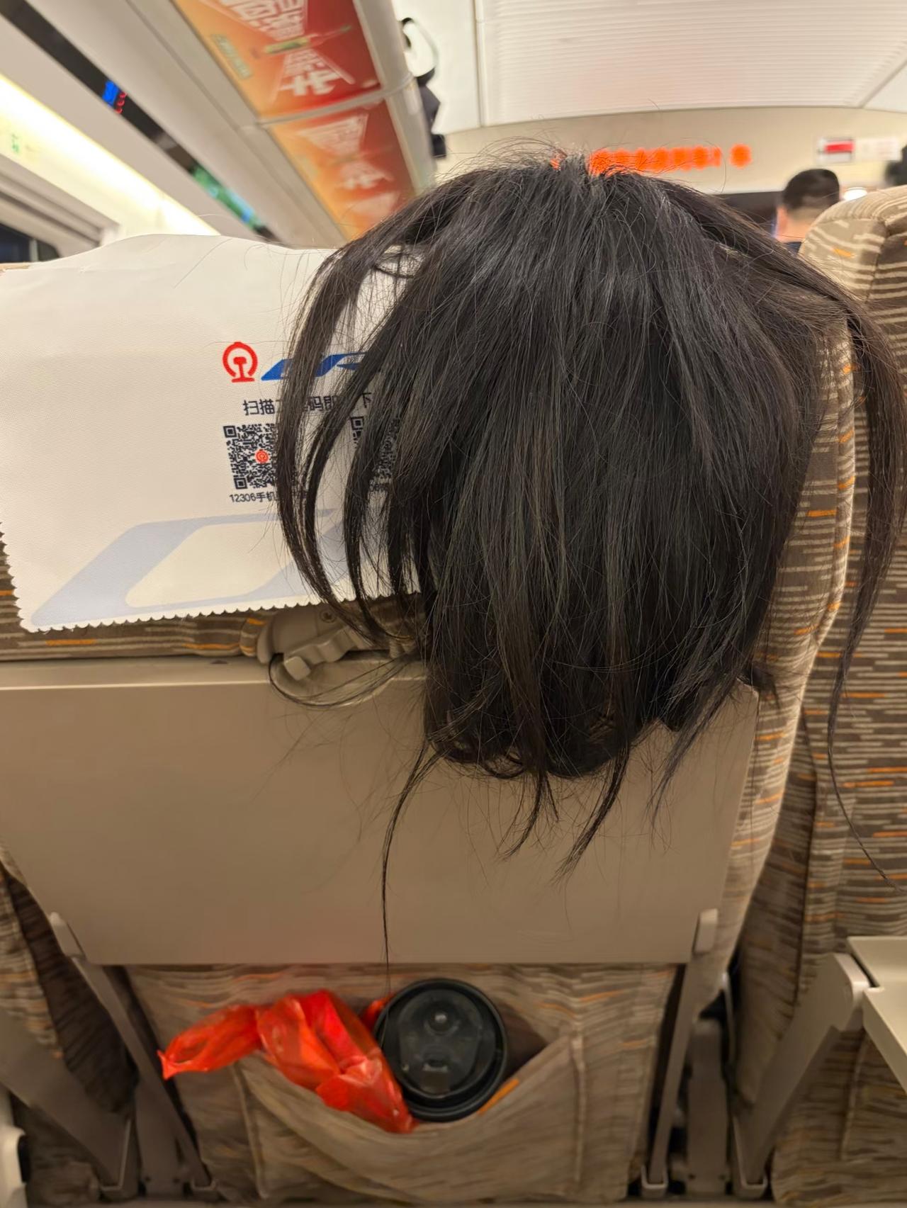 坐高铁遇到个女生真的很糟心

直接脱鞋把脚搭邻座，别人要坐才收回去。

一路上不