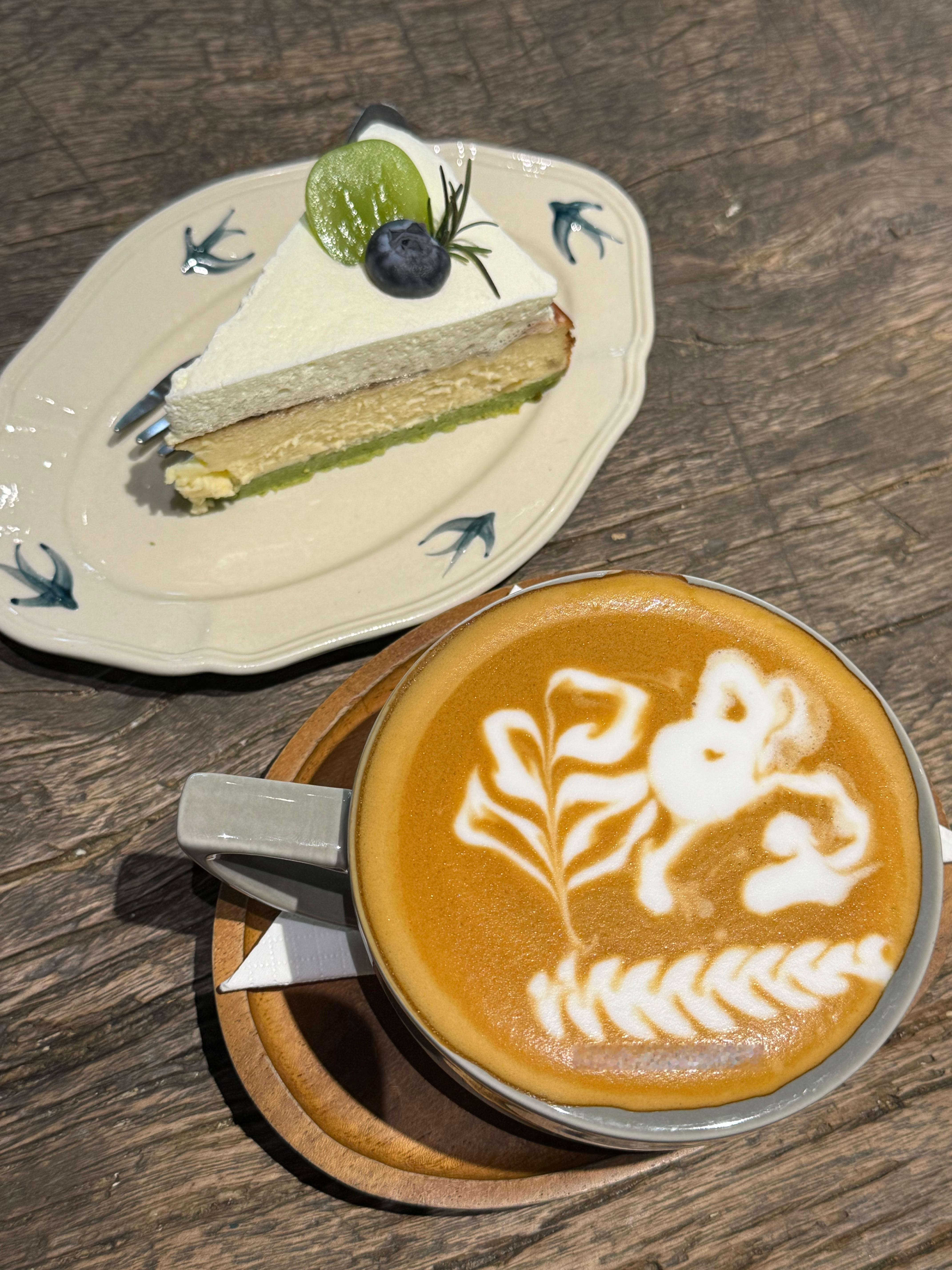 今天狠狠工作了，咖了两轮。然后一个人去吃火锅，爽死了。可是为什么两个人吃两百多一