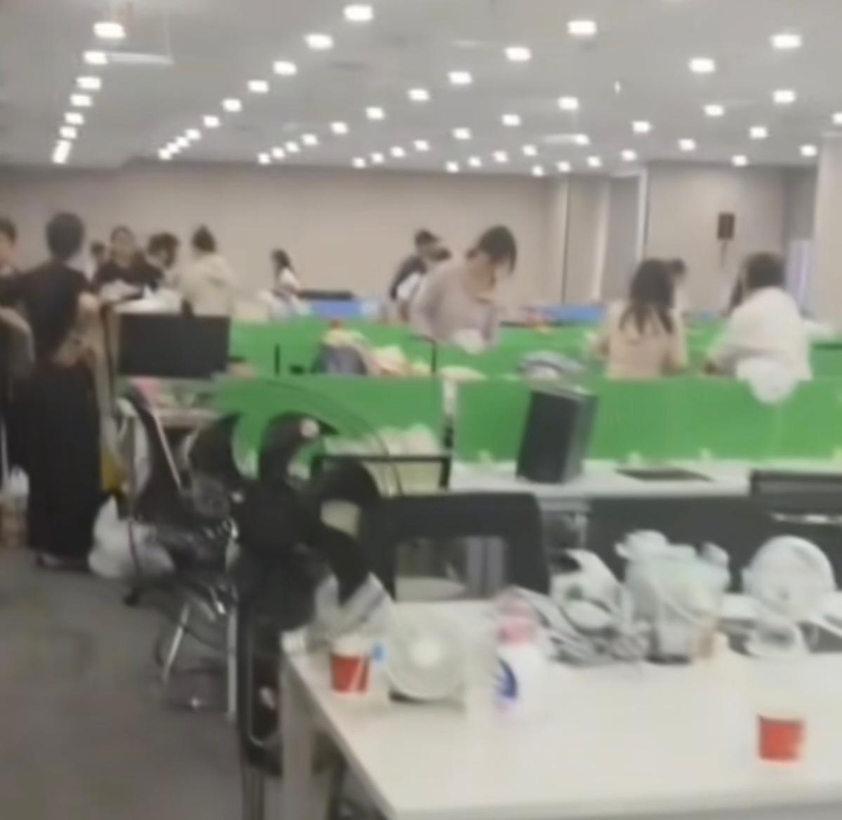 离谱！陕西西安，公司半夜突然通知全体员工第二天放假，可男子却没有高兴，总觉得事情
