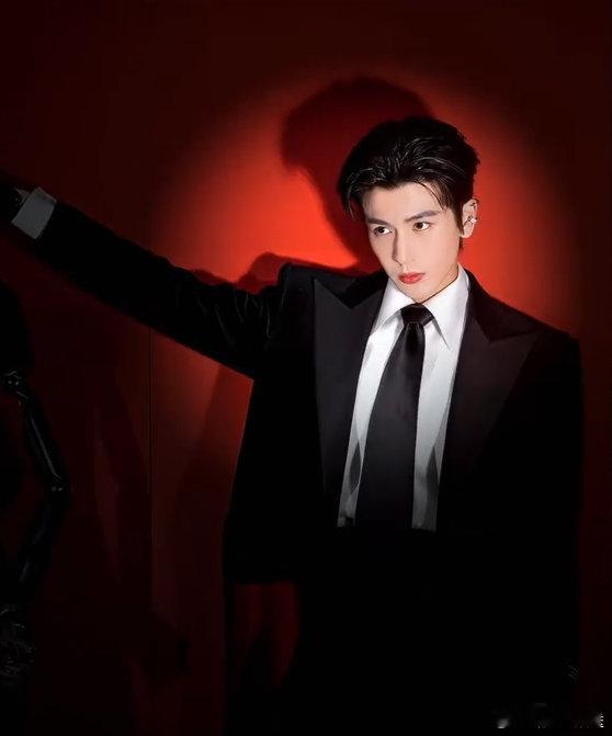 张凌赫唱《模特》简直是 “行走的雕塑” 本人！优越头肩比撑起舞台气场，慵懒唱腔适