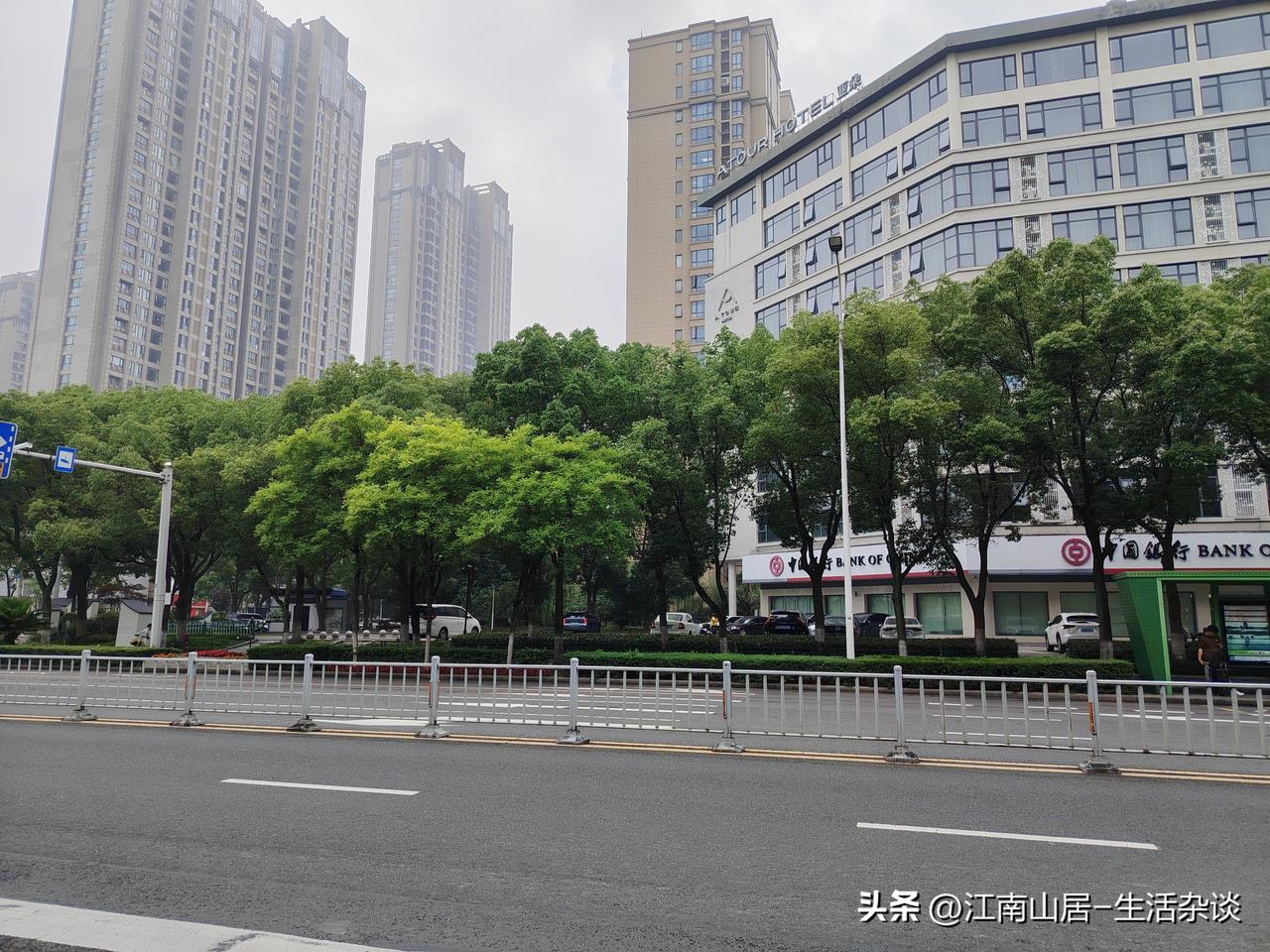 一个小区的居住品质高不高，不用去看房价，就看这个小区的一系列细节，大致也能判断。