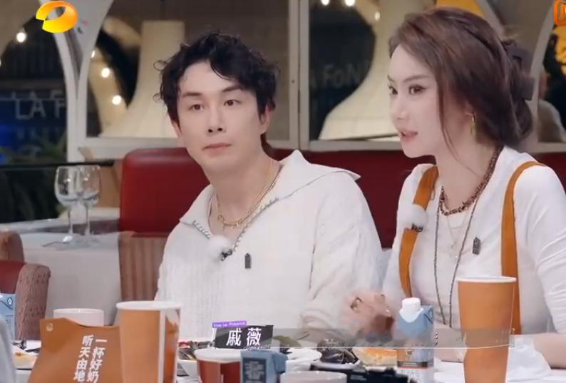 你会把内裤袜子一起放进洗衣机吗内裤，袜子能否一起放进洗衣机洗，这真的是亘古不变的