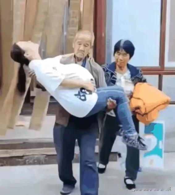 公公抱儿媳妇去医院！被别人说三道四。难道公公真的就不能抱儿媳妇去医院吗？
一女子