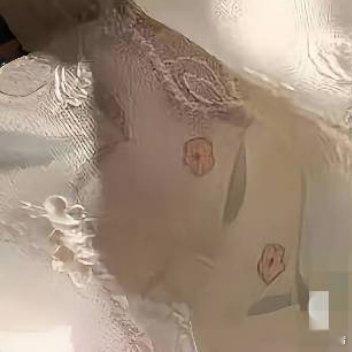 以前很怕一个人吃饭逛街，总觉得别人看我的眼神里带着怜悯。现在反而享受得要命——不