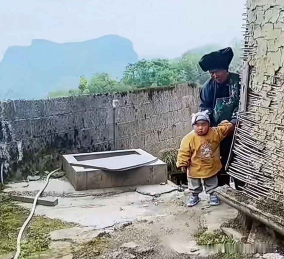 留守儿童把检察官当成了妈妈
一位检察官下乡走访，等结束的时候发生了这样的一幕。走