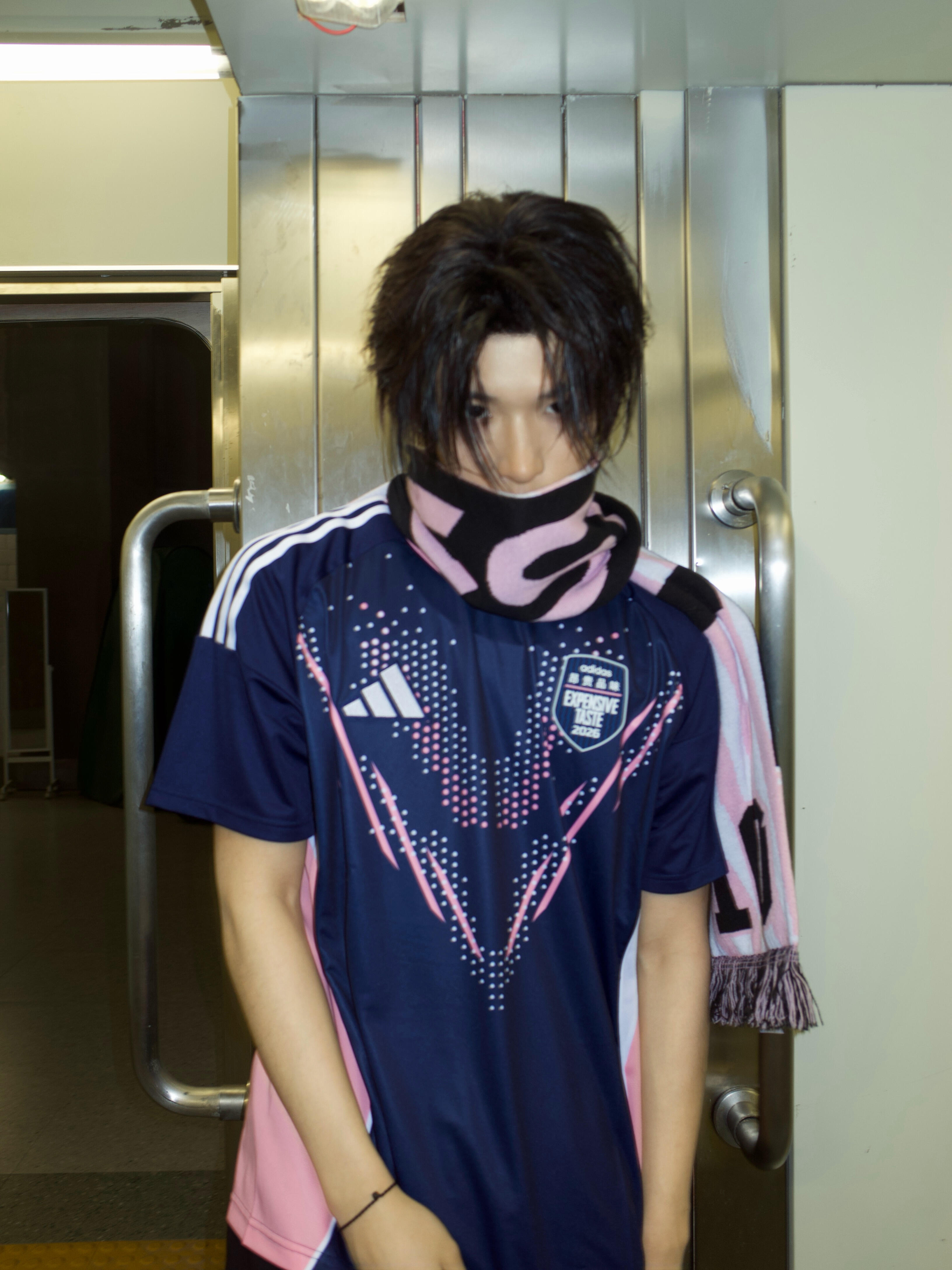 张峻豪完全贵公子今日份豪门小说男主有脸了！张峻豪这身贵气值直接拉满，金链耳饰晃得