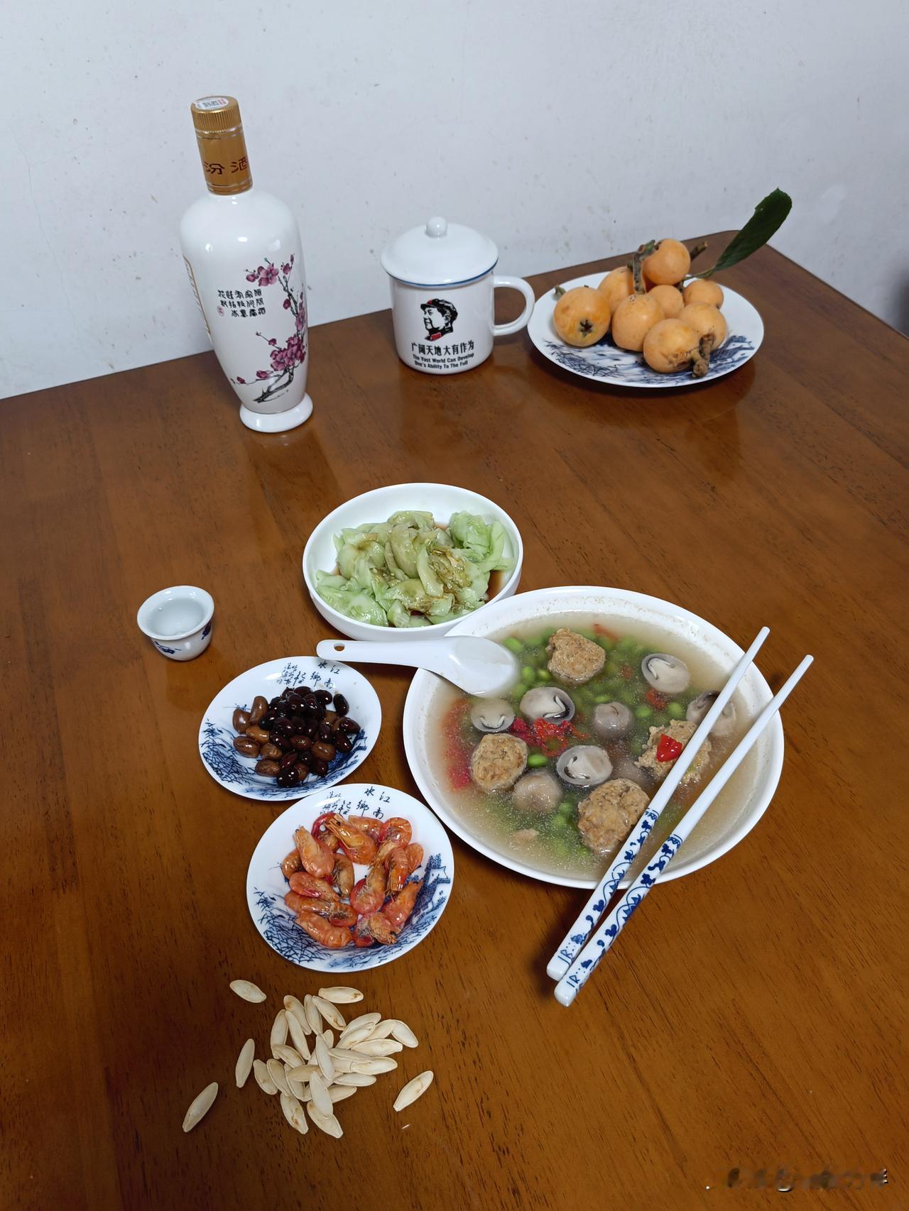 73岁单身老男人一个简单的午饭，一把毛豆，四个自己做的肉丸子，几个草菇，清蒸。喝