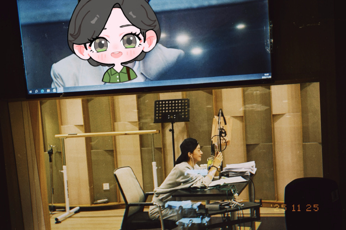 赵丽颖反戴棒球帽工作照 赵丽颖反戴棒球帽工作照，赵丽颖为造城者配音花絮照送达，认