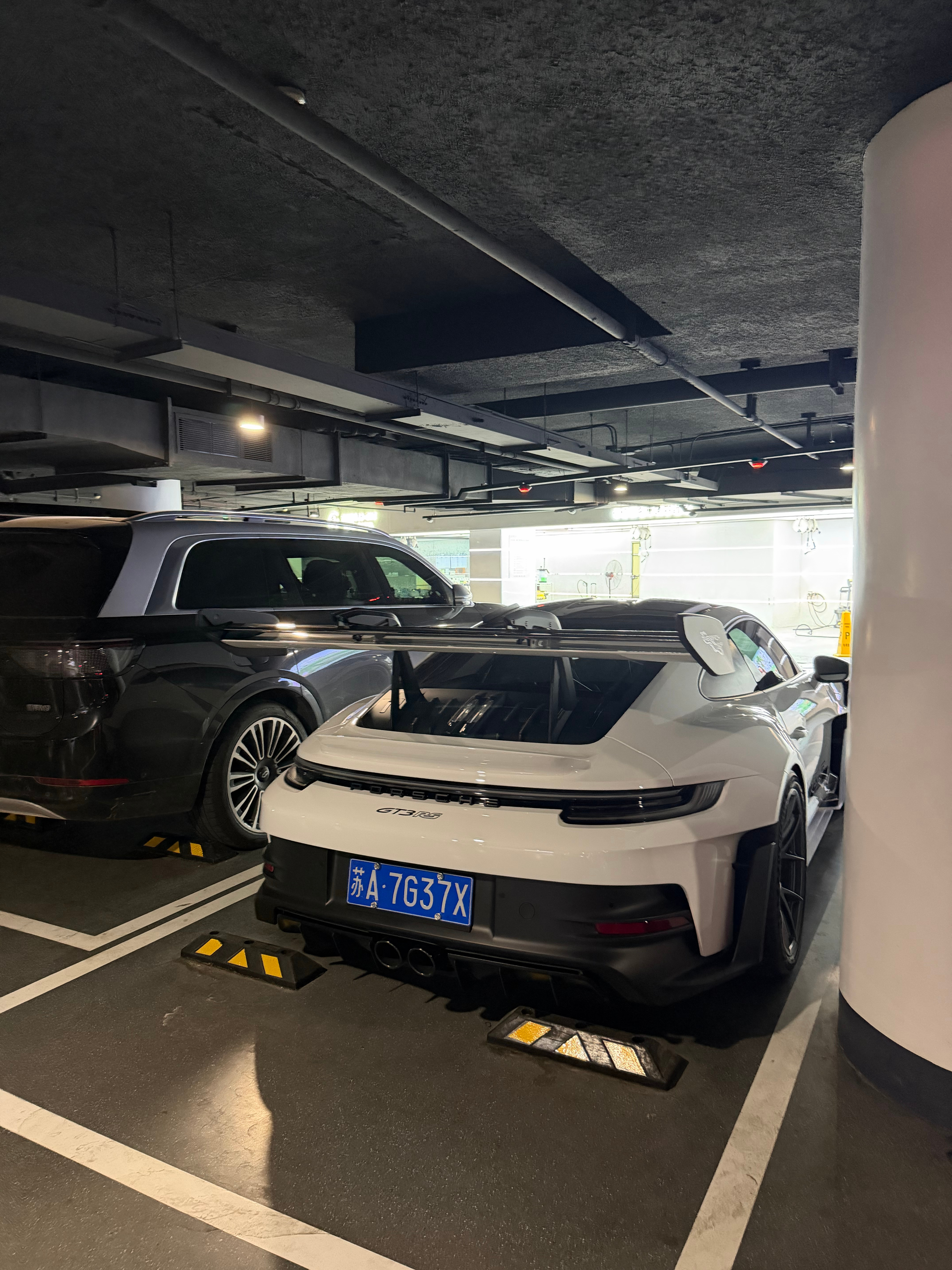 在德基又遇到gt3rs了…本来以为南京只有一辆之前遇到的是红色卡钳的大尾巴好帅 