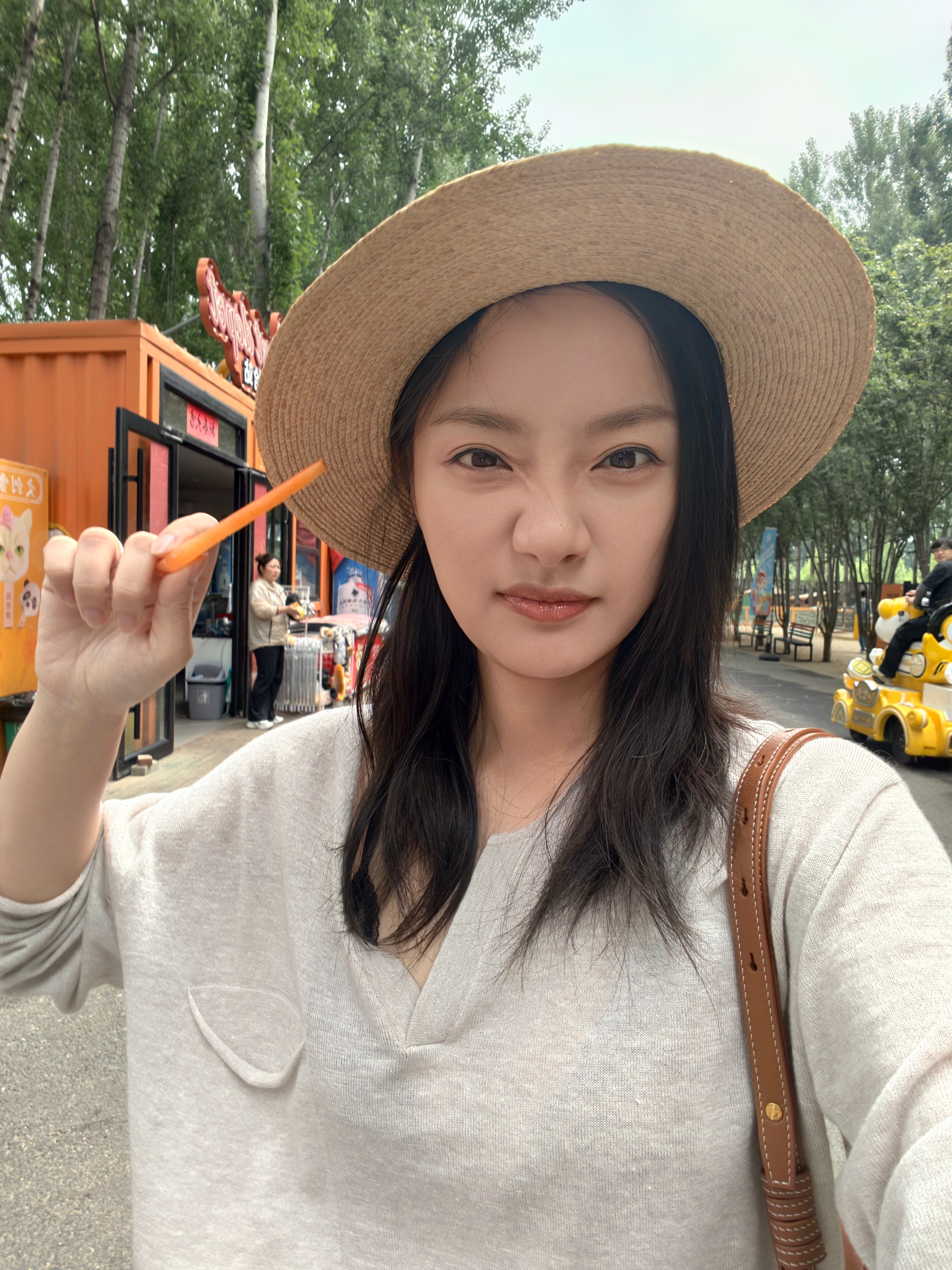 悠米特别喜欢来动物园，但她啥都怕随我 