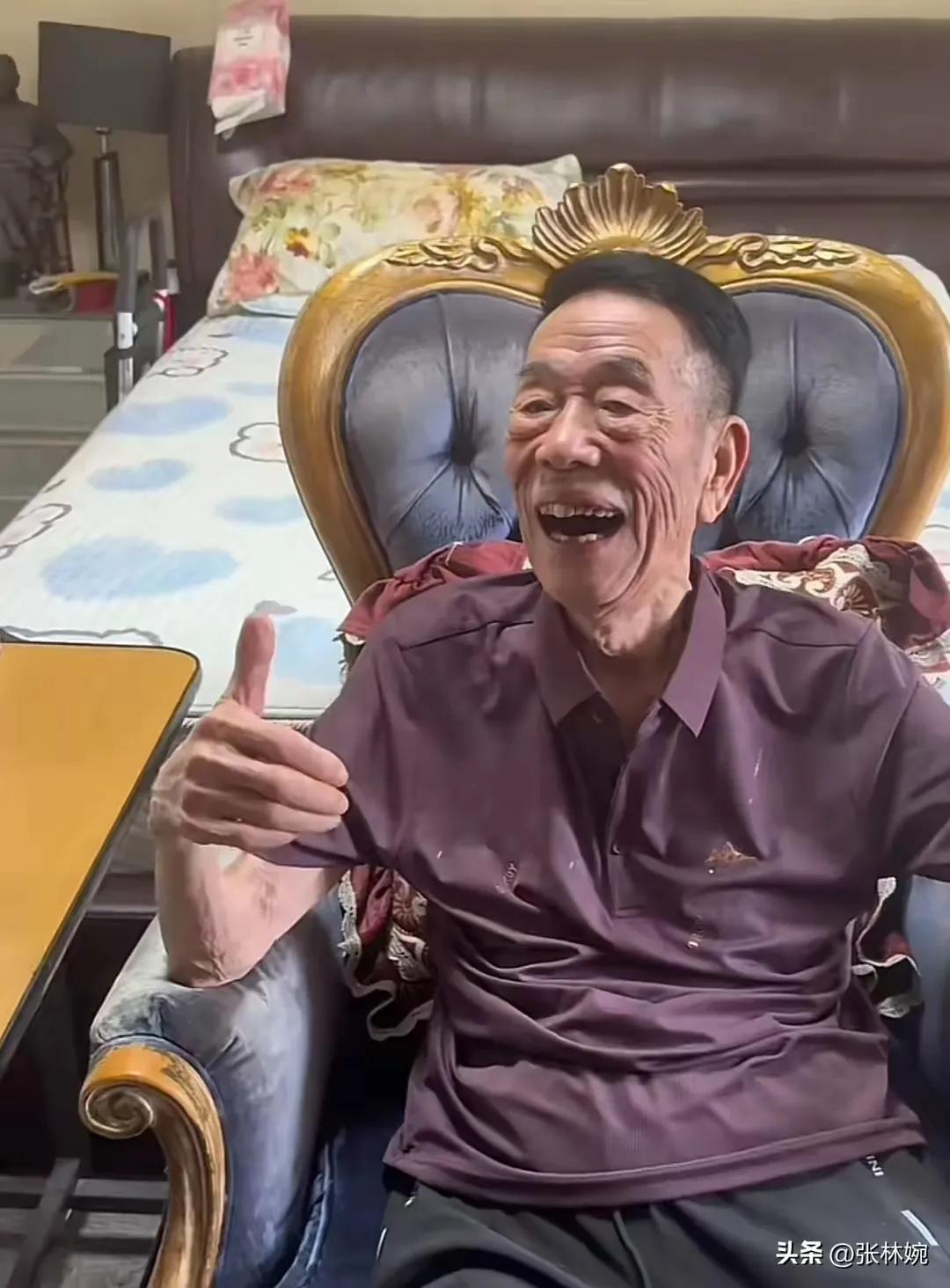 杨少华走了，最悲痛的莫过于他的儿孙们，
老父亲是他们的根，是一大家人的精神支柱。
