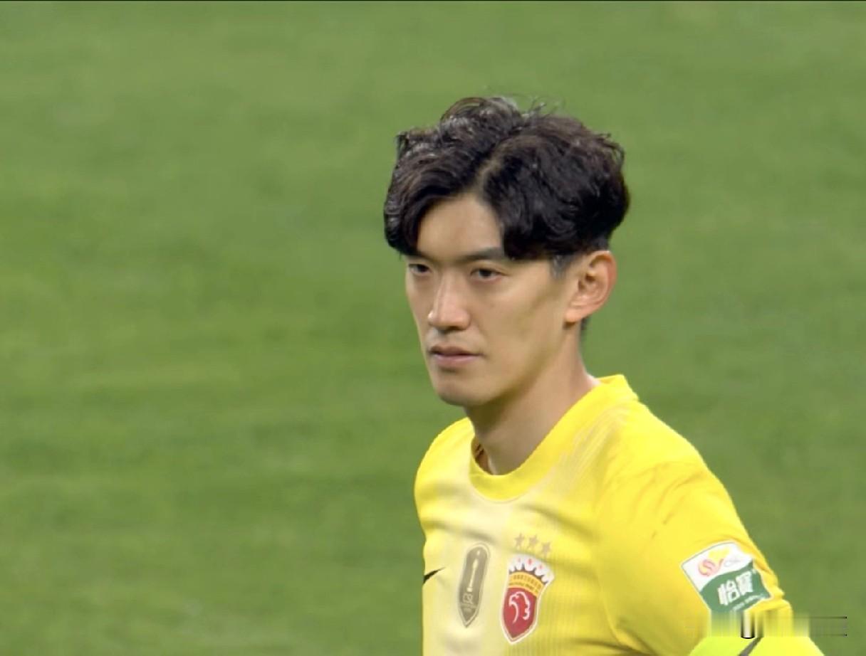 太搞笑了！杨世元腿伤秒变脑震荡？！中超上海德比，上海海港队“作弊”玩儿出新花样[