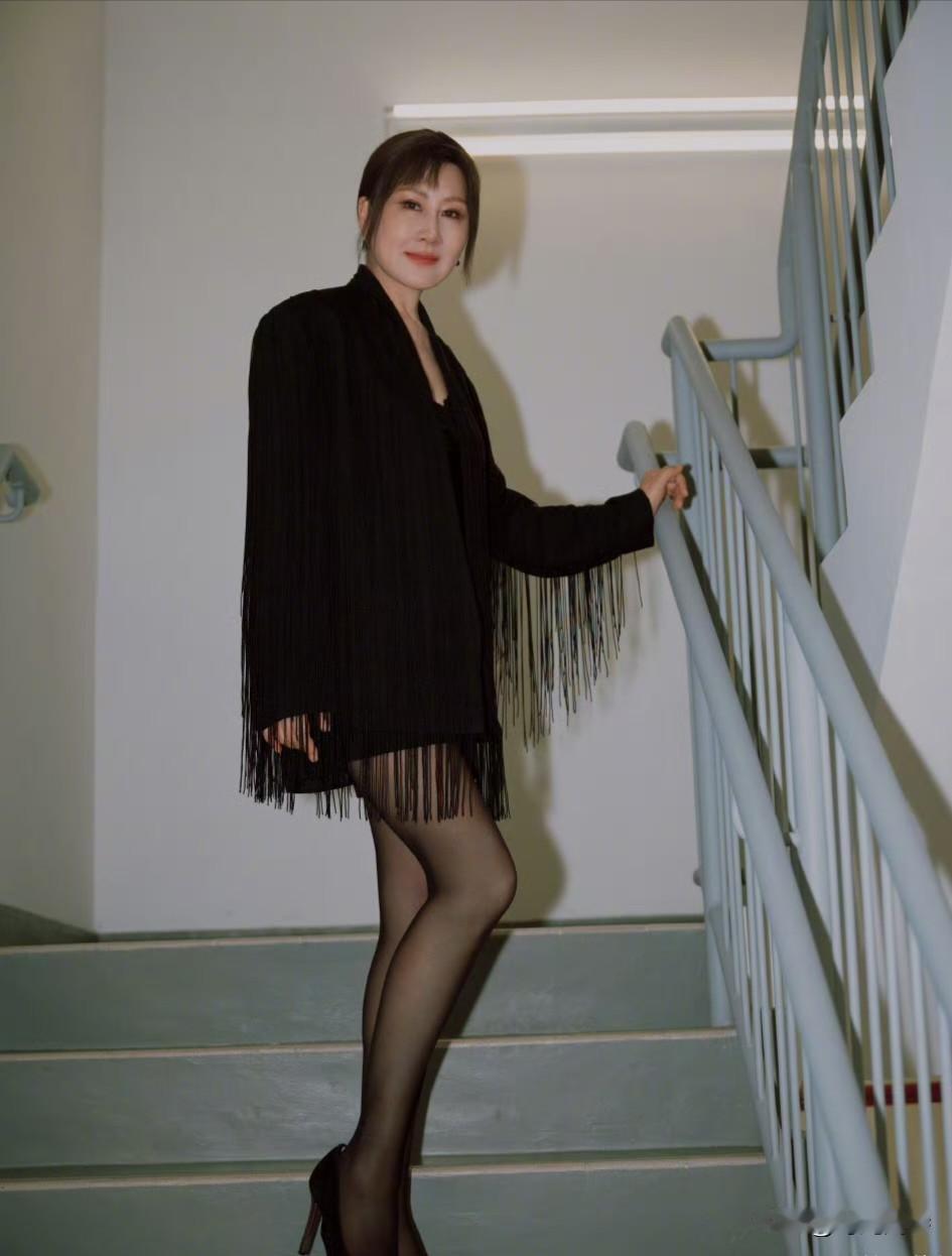 照片中的美女，妆容精致，黑丝搭配高跟鞋，显得时尚靓丽！这样的颜值和状态你敢信她已