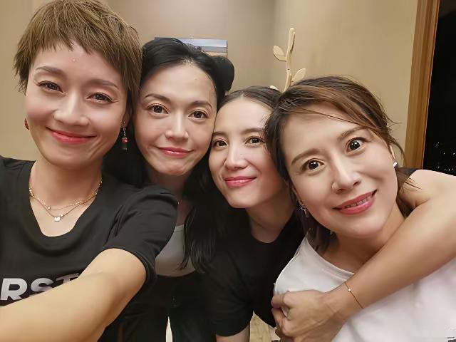 在四位演技派美女演员里，年纪最大的马伊琍反倒看着最为舒服，皮肤状态也十分真实。她