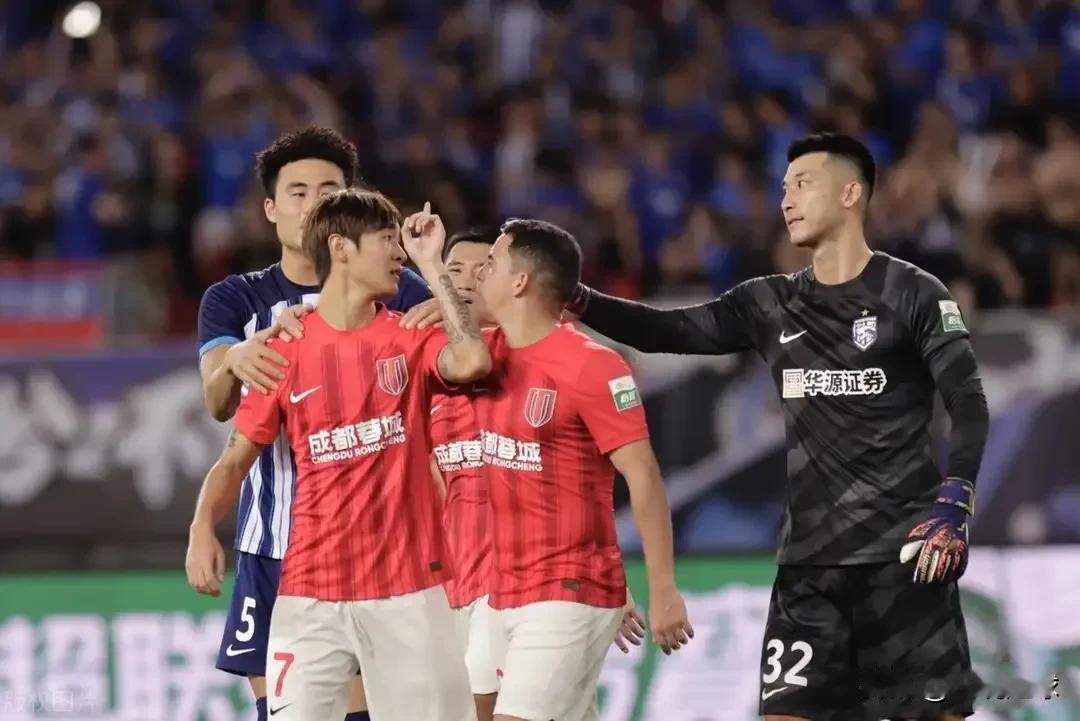 停赛4场+罚款4万！韦世豪因在武汉三镇vs成都蓉城比赛中恶意犯规被出示红牌，足协