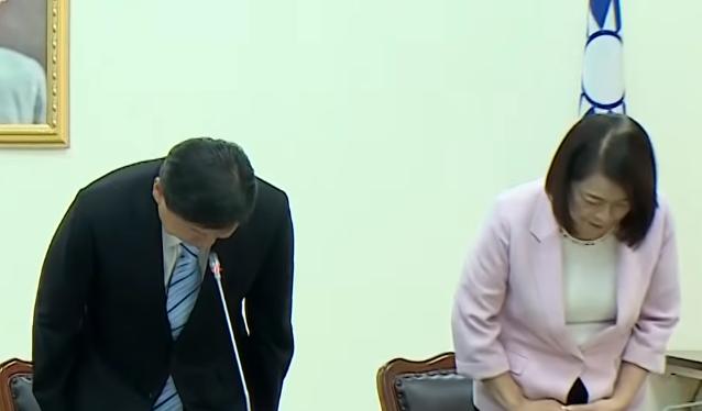 昨日，国民党团总召傅崐萁无厘头式的90度深鞠躬6秒！日前，赖清德办公室政务机要费