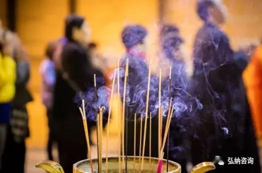 “七月初七七娘生，买来花粉和胭脂。七娘骄亭排桌边，七碗糖粿淀淀淀。举来清香点七枝