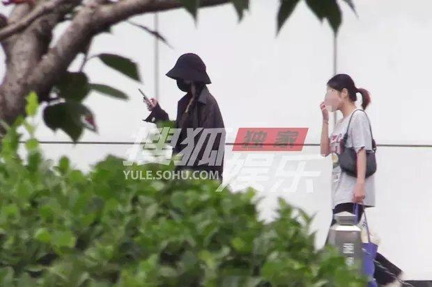 杨幂现身私教馆健身，出门后一路低头看手机路透图 ​​​