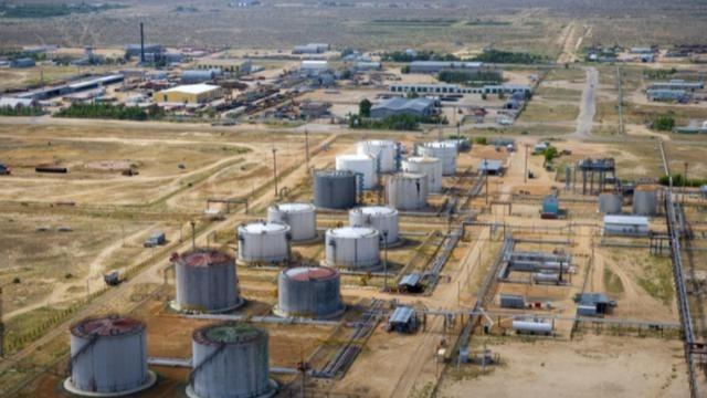 “这回中国绝对是脑子进水了，等着把底裤都赔光吧！”当年，面对中国豪掷50亿美元接