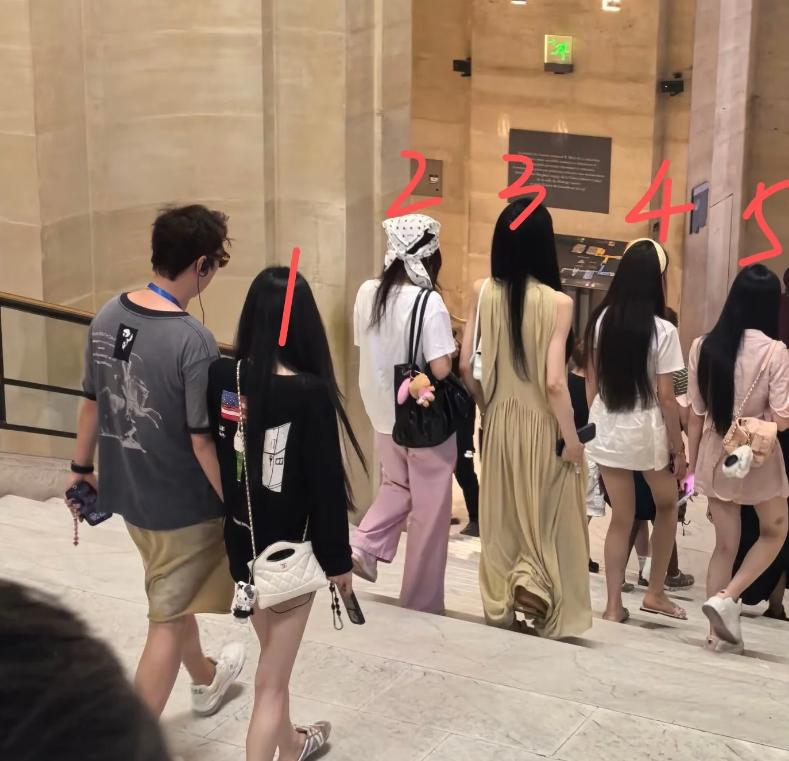 王思聪带着5个美女逛卢浮宫

他每天同时带那么多姑娘出去玩，差旅开销都不是一笔小