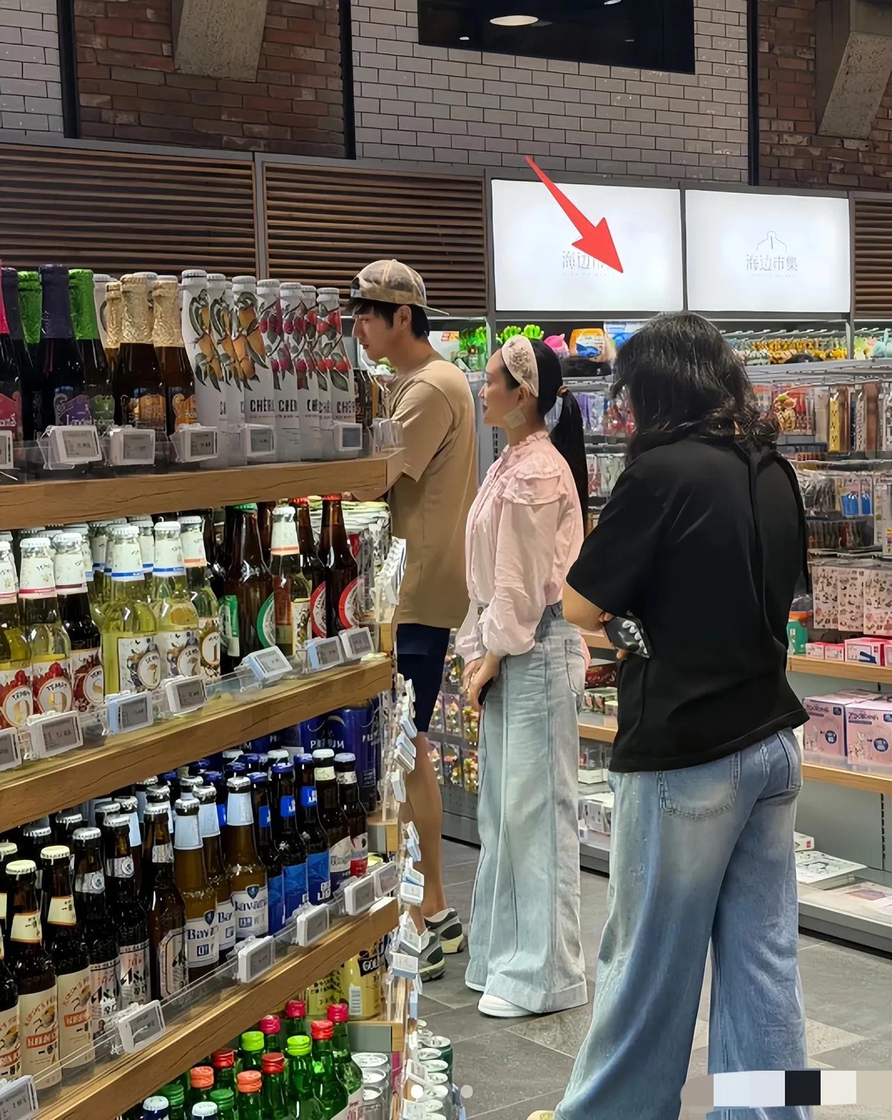 金莎别在营销什么少女感了，这不就是标准的中年大妈吗？时间不会优待任何人。

  