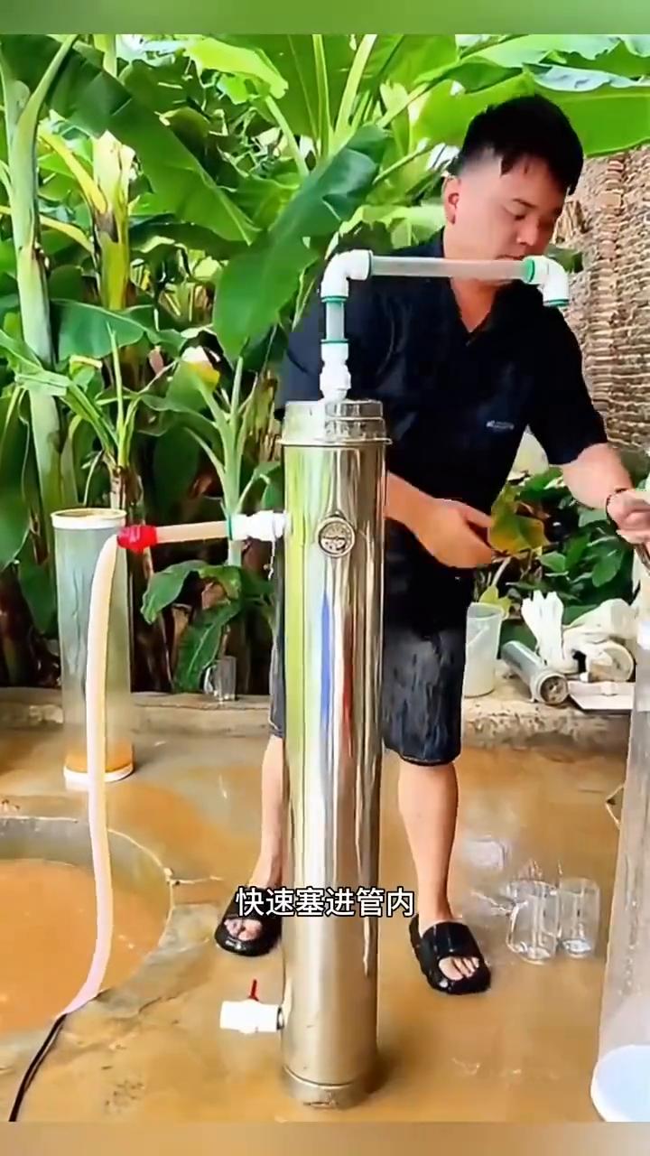 脏水变清水。
注意看，男子将浑浊泥水通过水管注入钢管，紧接着抓起一团类似棉条的物