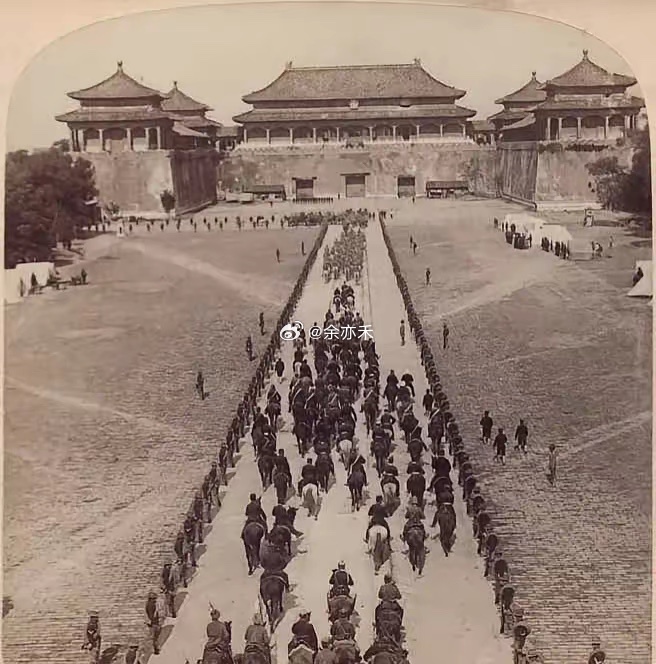 1900年10月，八国联军统帅瓦德西带领军官们准备进入紫禁城参观，士兵守卫在御道