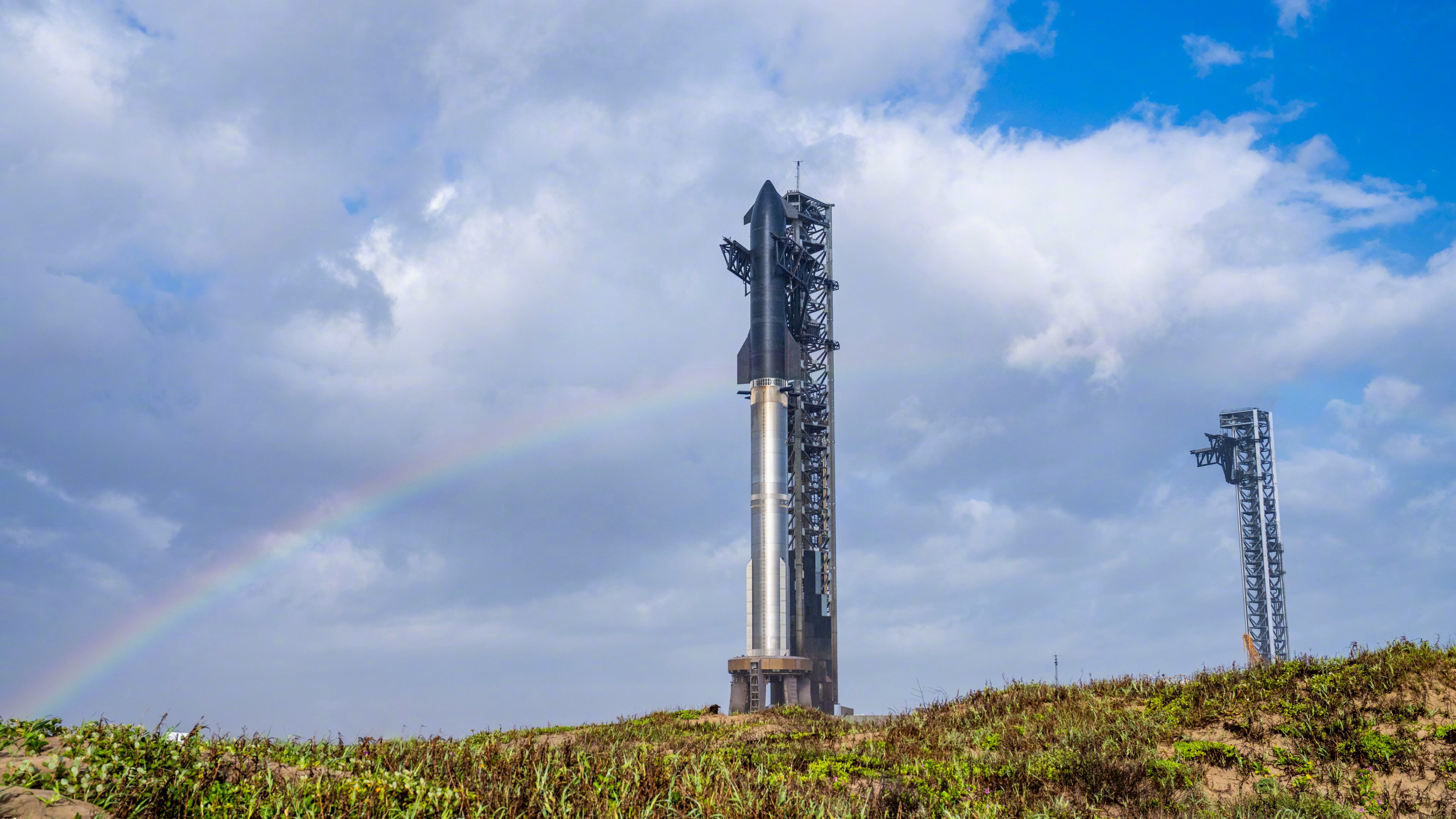 星舰已经开始推进剂加注了，SpaceX预计在6点50分开始直播。 ​​​