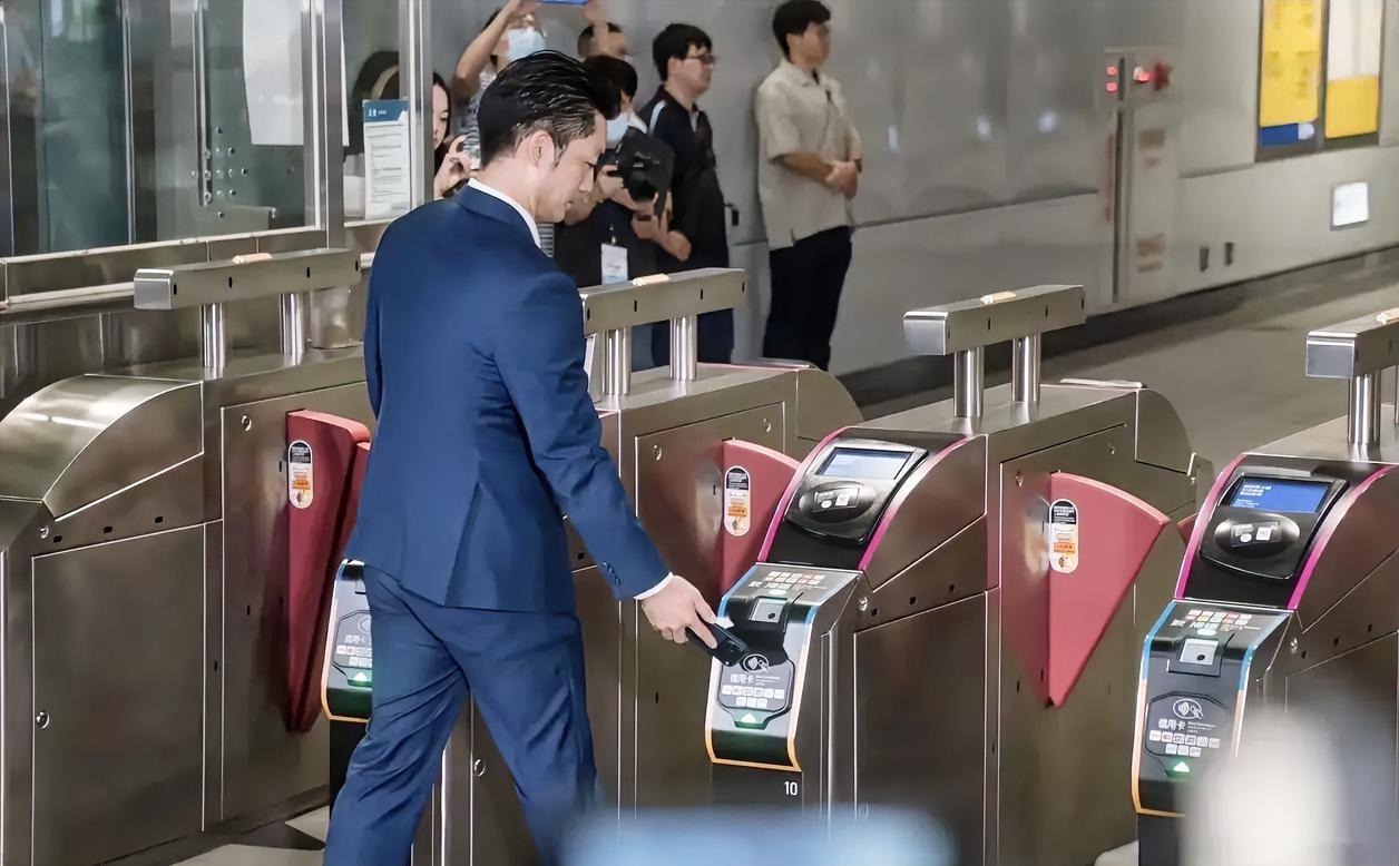 台北市长蒋万安表示，7月1日起，大家期待已久的用户只需将 iPhone 靠近地铁