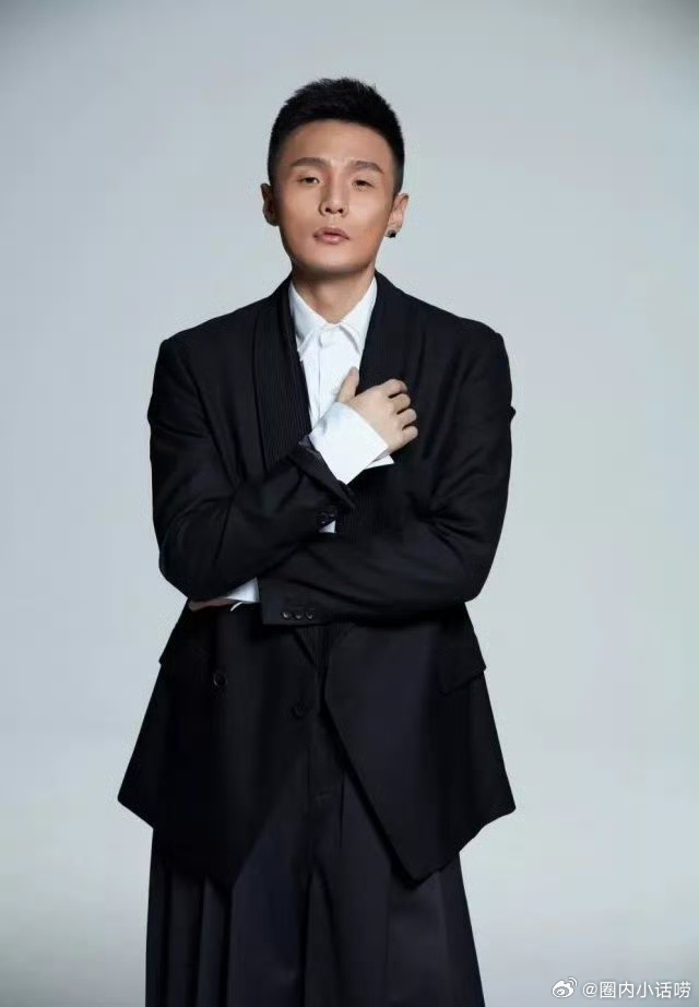 今年的微博之夜要请李荣浩的吧？凭一己之力把微博盘活了