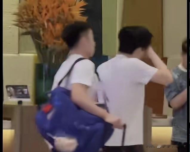 王队：离我远点！训练结束后，王队和牛牛一起去食堂吃饭，刚走到食堂门口，就有几个女