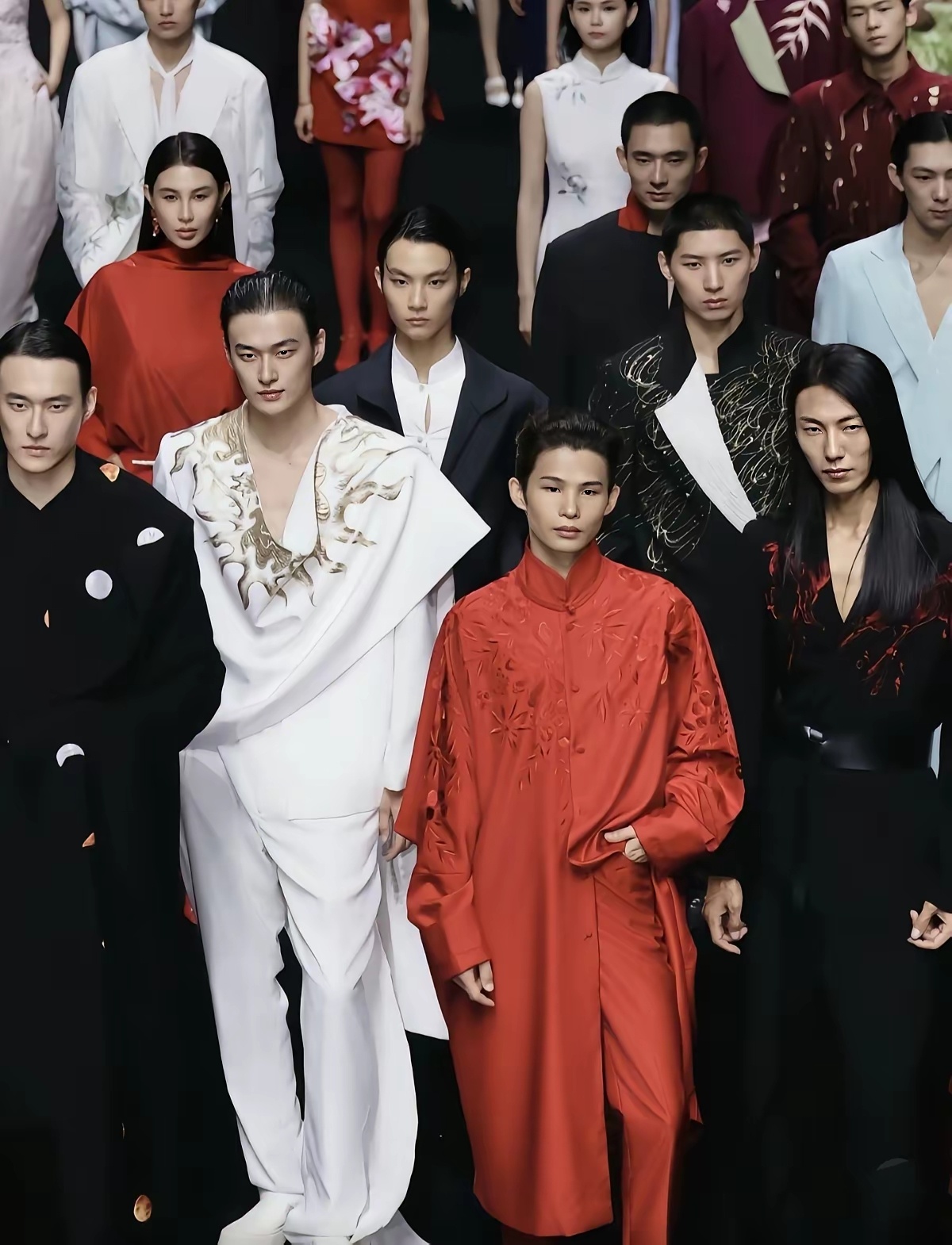 为什么现在的男模特看起来比女模特还阴柔了？ 