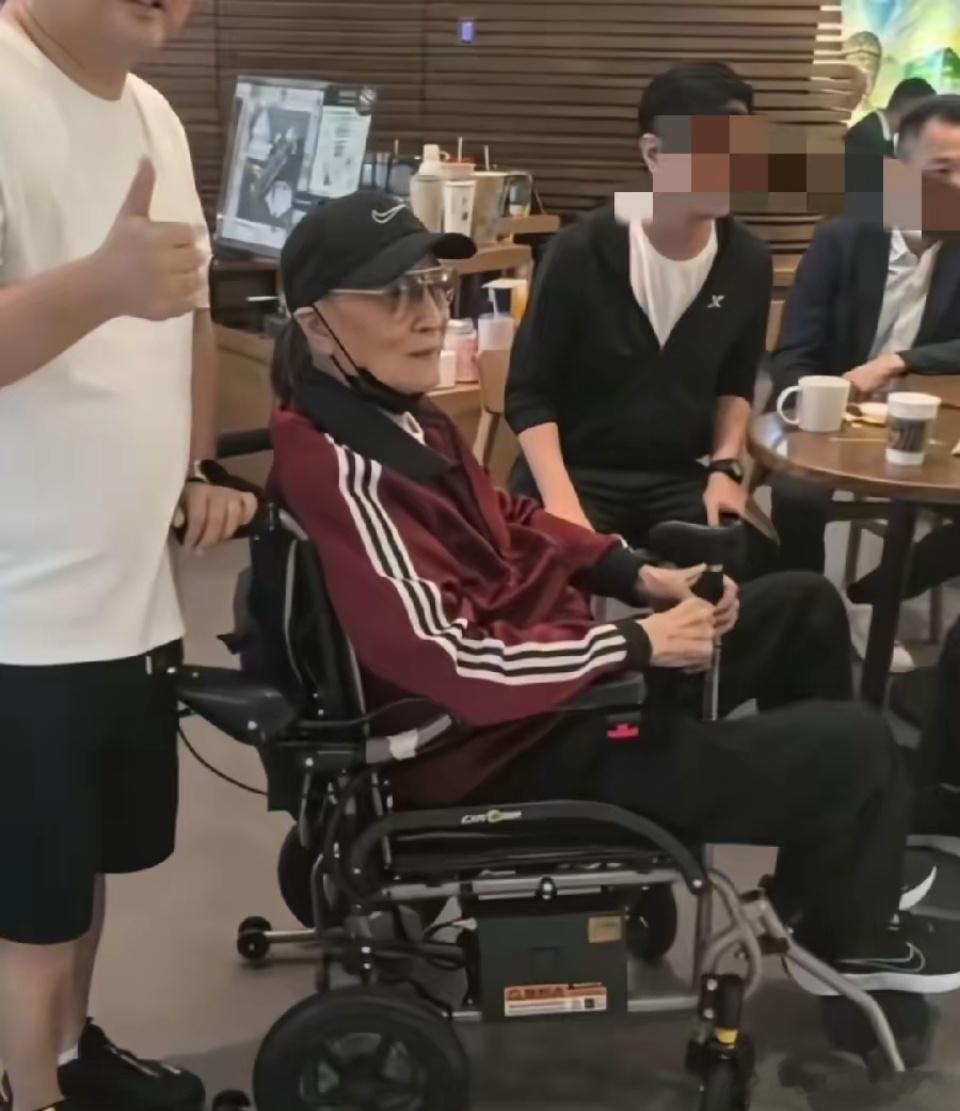 从谢贤当时照片的状态来看，身子骨看起来还是很硬朗的，坐着轮椅给粉丝打招呼。这一走