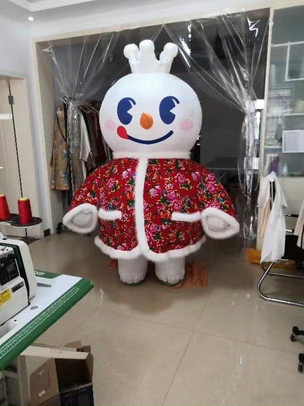 #蜜雪冰姨##雪人也怕冷吗# 我第一次知道雪人也怕冷，穿上衣服之后我不禁疑惑这难