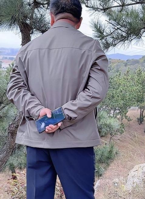 退休了
远离了职场
远离了喧嚣
生活单纯了
休闲了
一切都成了过眼烟云
珍惜当下