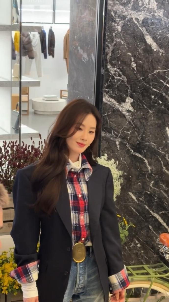 霸气与温柔并存！刘诗诗西装造型干练吸睛，歪头笑瞬间甜度飙升，“老公姐” 魅力爆棚