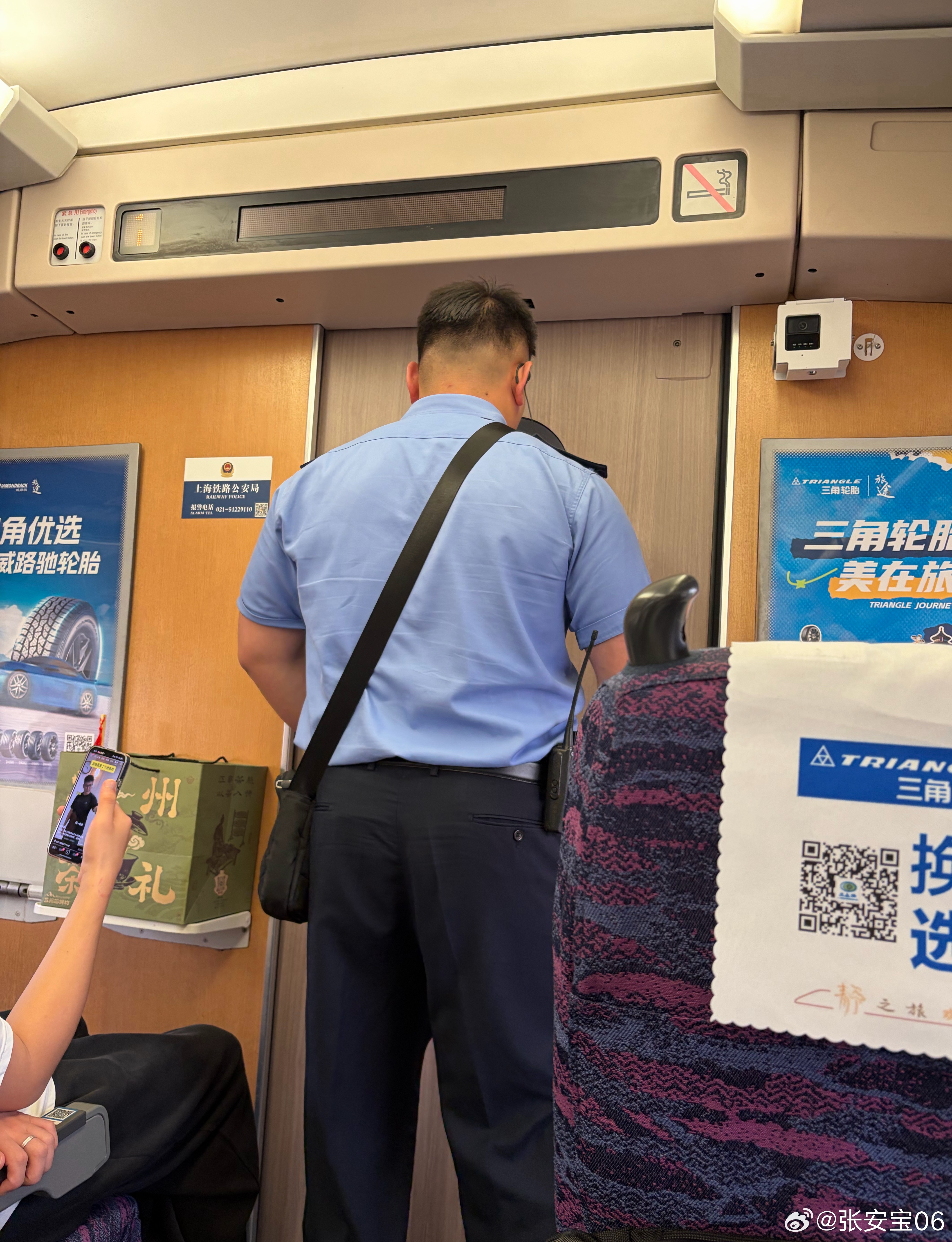 这个身材和门一样宽的乘警已经多次劝阻过不要在静音车厢外放打电话了，可是还有个智障