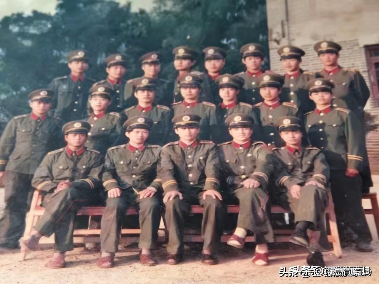 你知道八十年代的公安战士有多厉害吗？当年有个指导员，在长途汽车上对着歹徒连开三枪