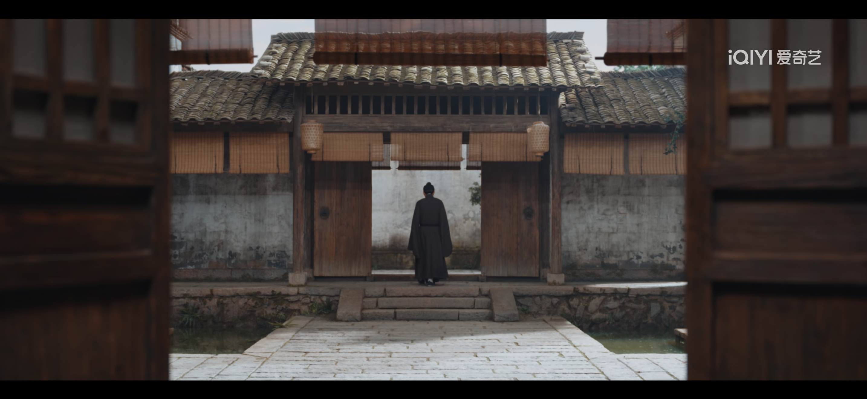 家业杨紫家业   昨天《家业》八爷离开李家时，在“墨海澄明”的门楼下，留下一个落