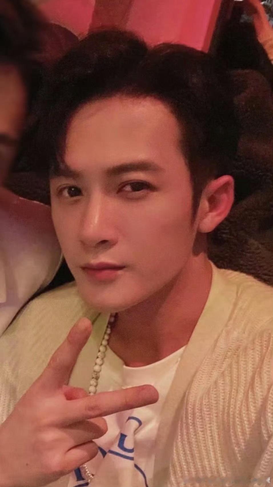 檀健次爱情有烟火李亦非檀健次李亦非 天呐，第一次见合影他俩啥时候认识的据说小爱火