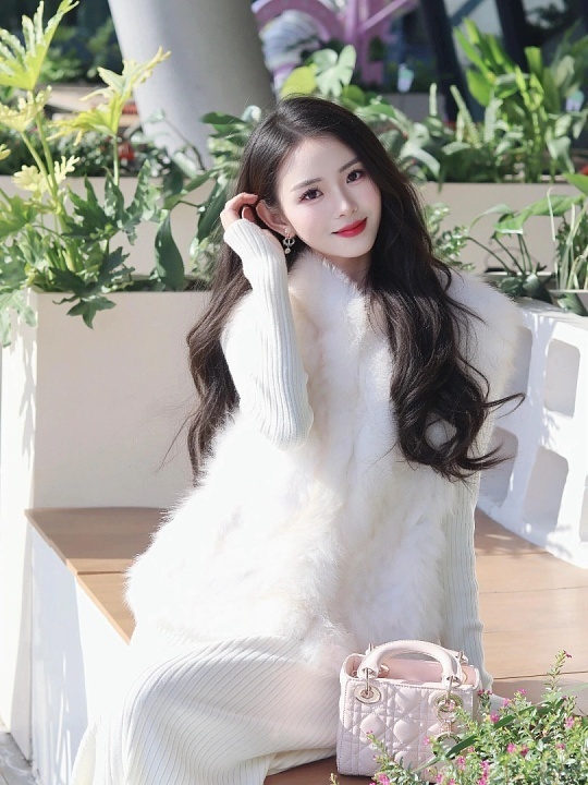 明白小说里的富家千金长什么样了小说里的独立富家千金，美在风骨与底气！眉眼锐利有神