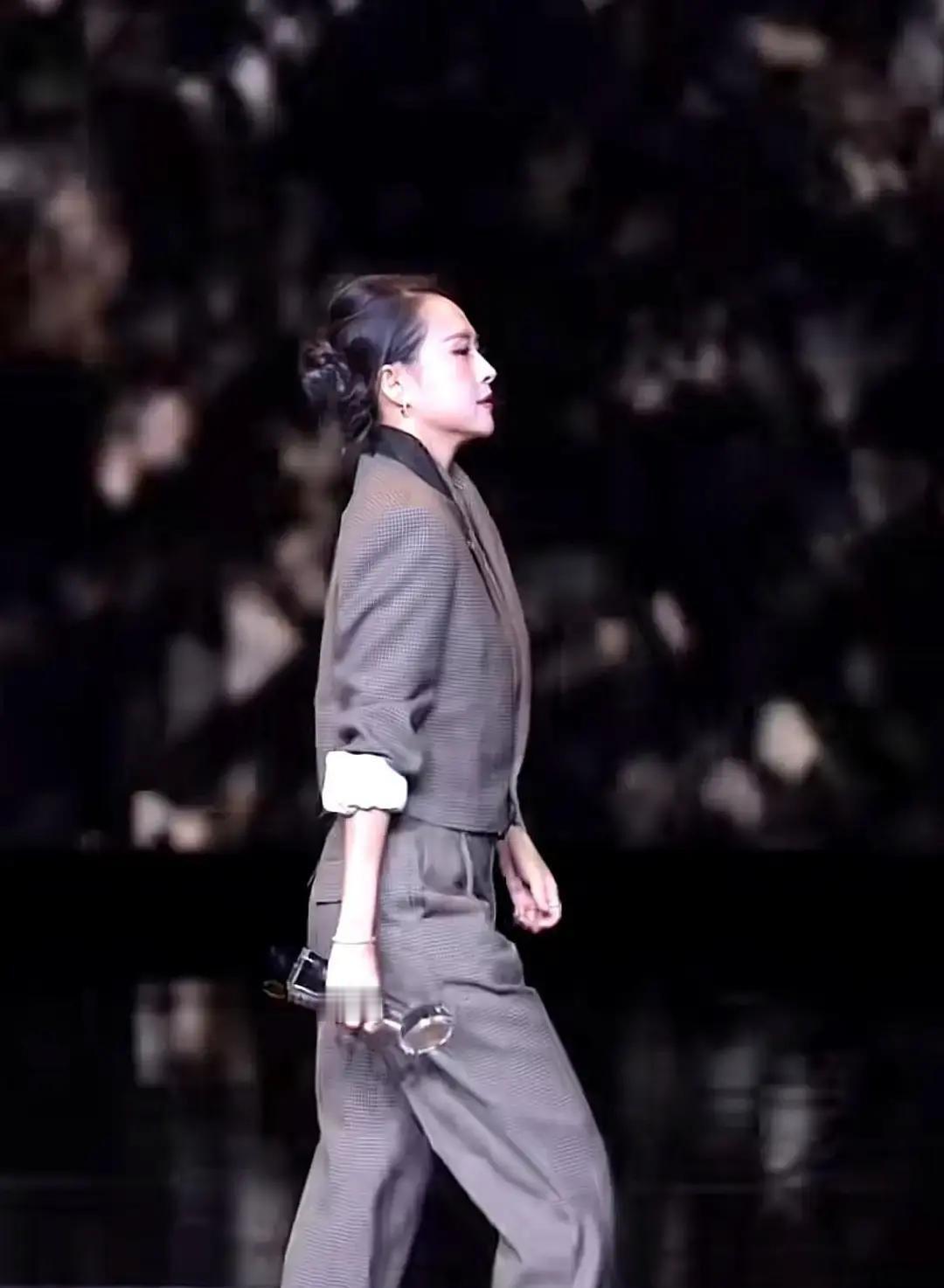 章子怡撕掉红毯假面，一件毛衣让百万高定彻底失灵。
她套上两万块的羊绒衫，票房女王