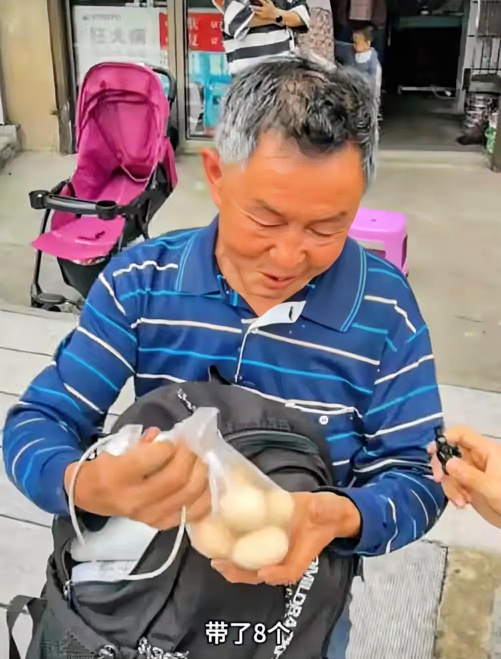 此前新化60岁父亲贺秀堂背8个土鸡蛋跨山路接考的视频刷屏全网，6月25日贺永辉高